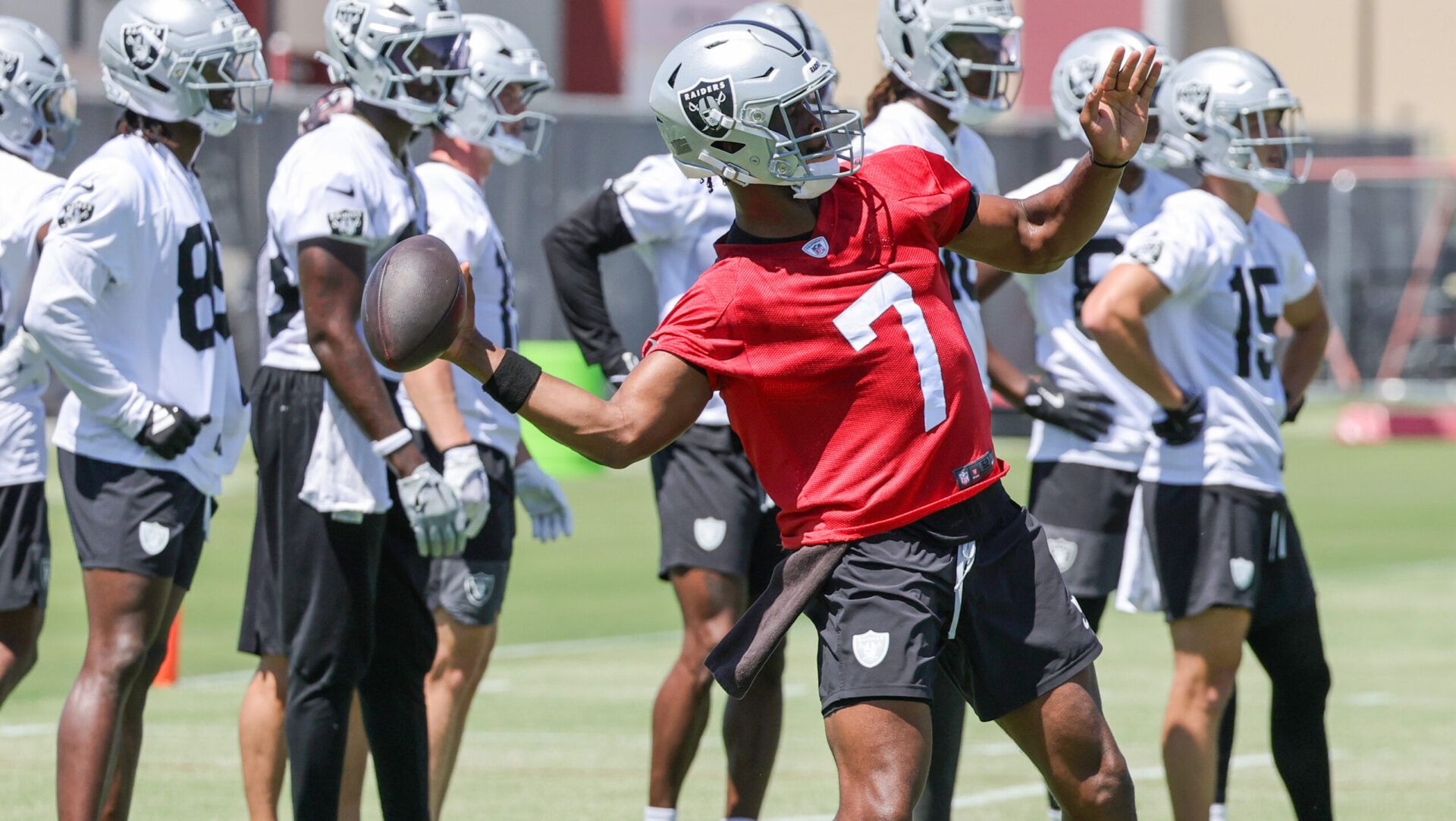 HENDERSON, NEVADA - MAY 21: Geno Smith #7 of the Las Vegas Raiders throws during an OTA offseason workout at the Las Vegas Raiders Headquarters/Intermountain Healthcare Performance Center on May 21, 2025 in Henderson, Nevada. (Photo by Ethan Miller/Getty Images)