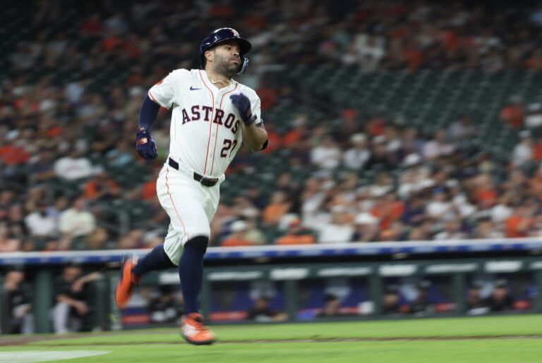 Houston Astros second baseman Jose Altuve (27) hits a single and runs down the first base line against the Chicago White Sox in the third inning at Daikin Park.