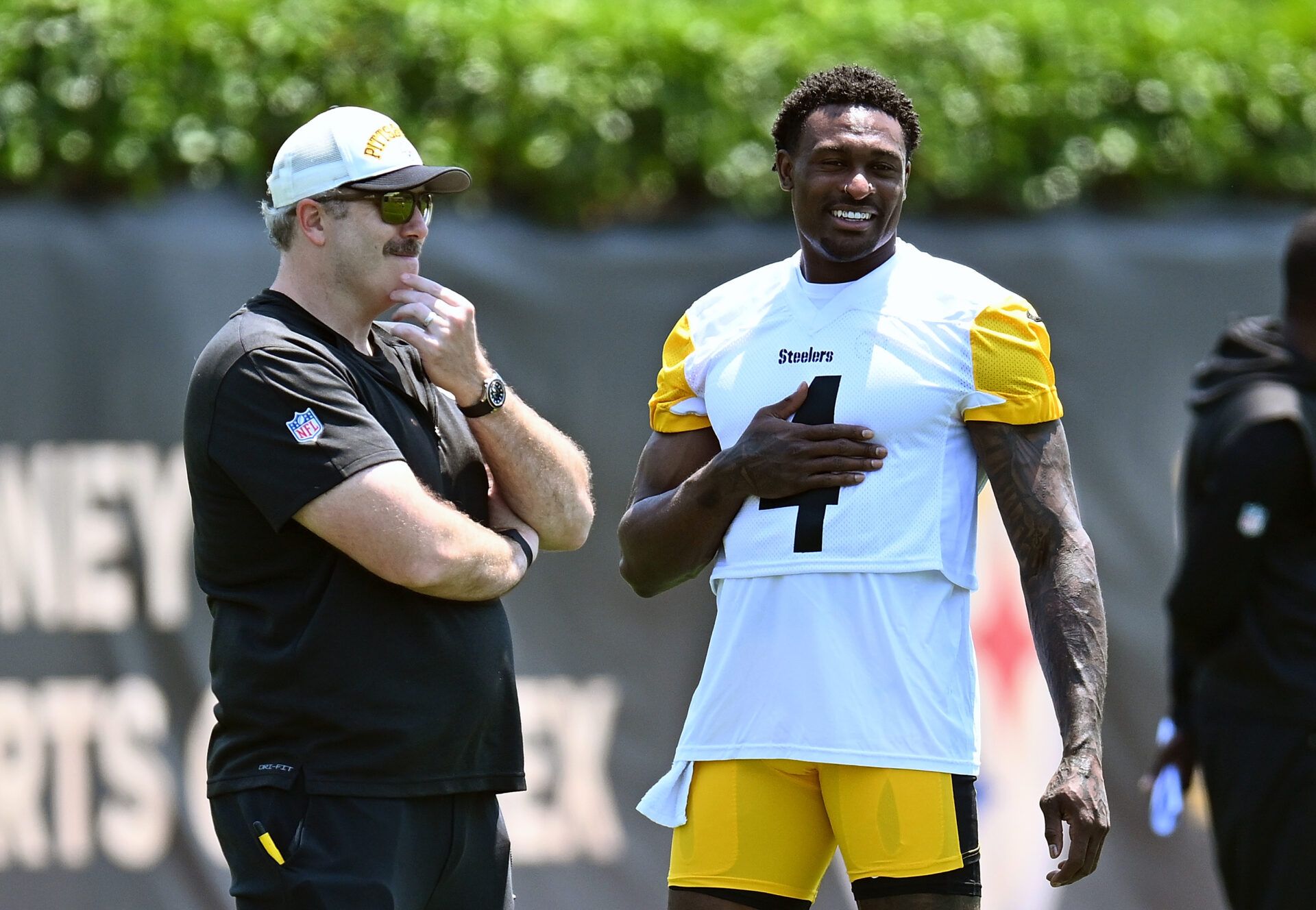 PITTSBURGH, PENNSYLVANIA - JUNE 11: Offensive coordinator Arthur Smith and DK Metcalf #4 of the Pittsburgh Steelers talk during Minicamp at UPMC Rooney Sports Complex on June 11, 2025 in Pittsburgh, Pennsylvania. (Photo by Joe Sargent/Getty Images)