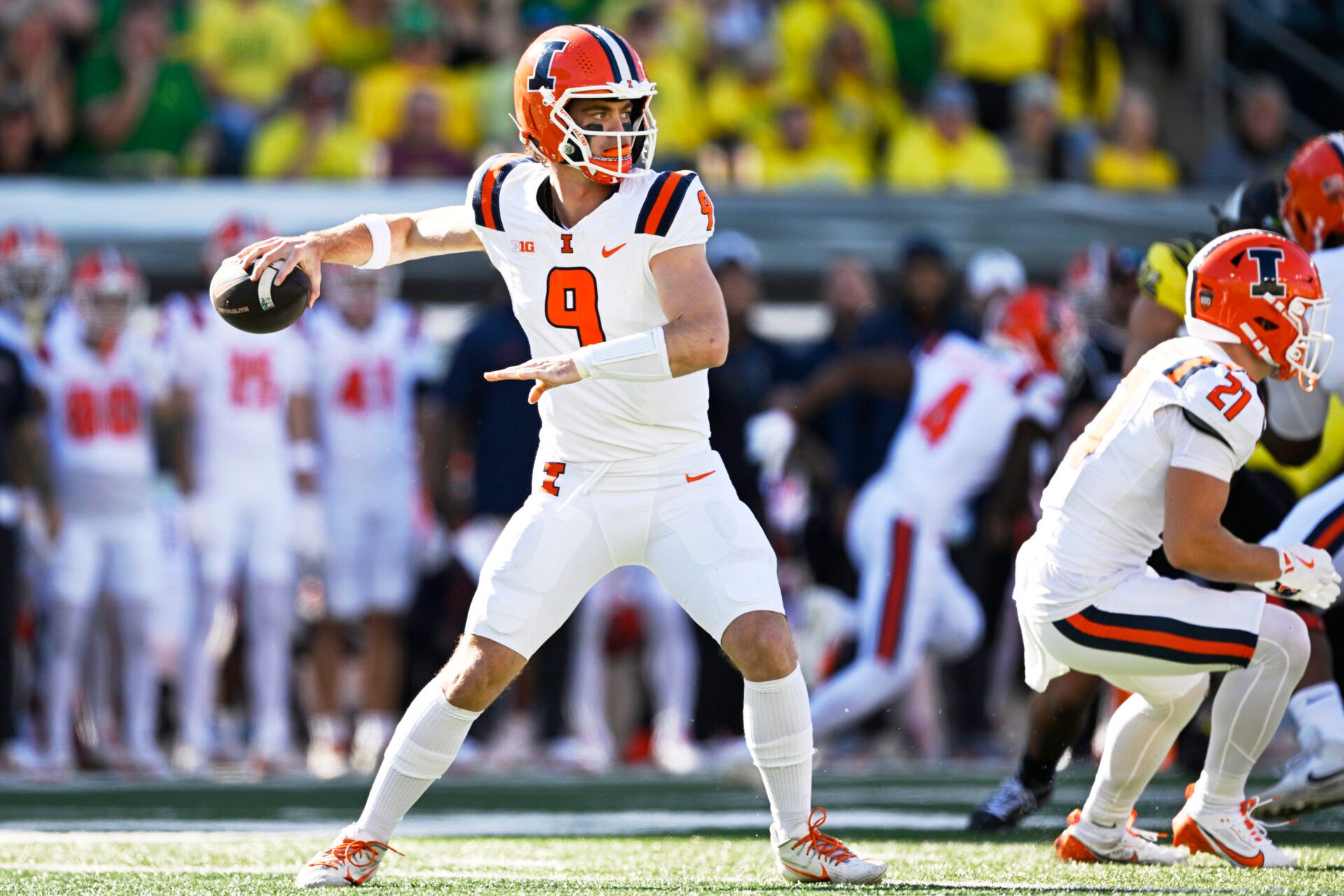 Illinois Fighting Illini quarterback Luke Altmyer (9) throws a pass during the first half against the Oregon Ducks at Autzen Stadium.