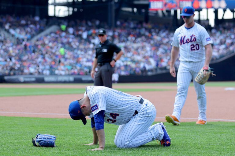New York Mets starting pitcher Kodai Senga (34) reacts after sustaining an injury during the sixth inning against the Washington Nationals at Citi Field.