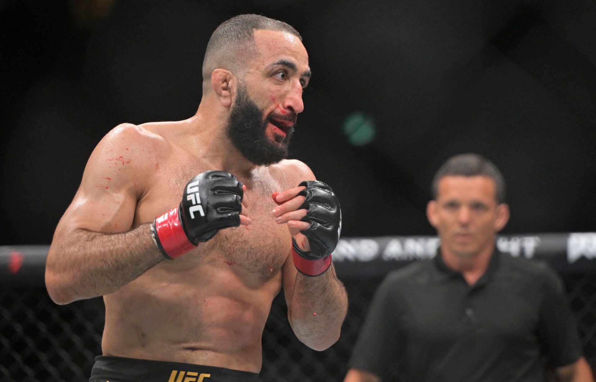 Belal Muhammad (red gloves) fights Jack Della Maddalena (blue gloves) during UFC 315 at Bell Centre.
