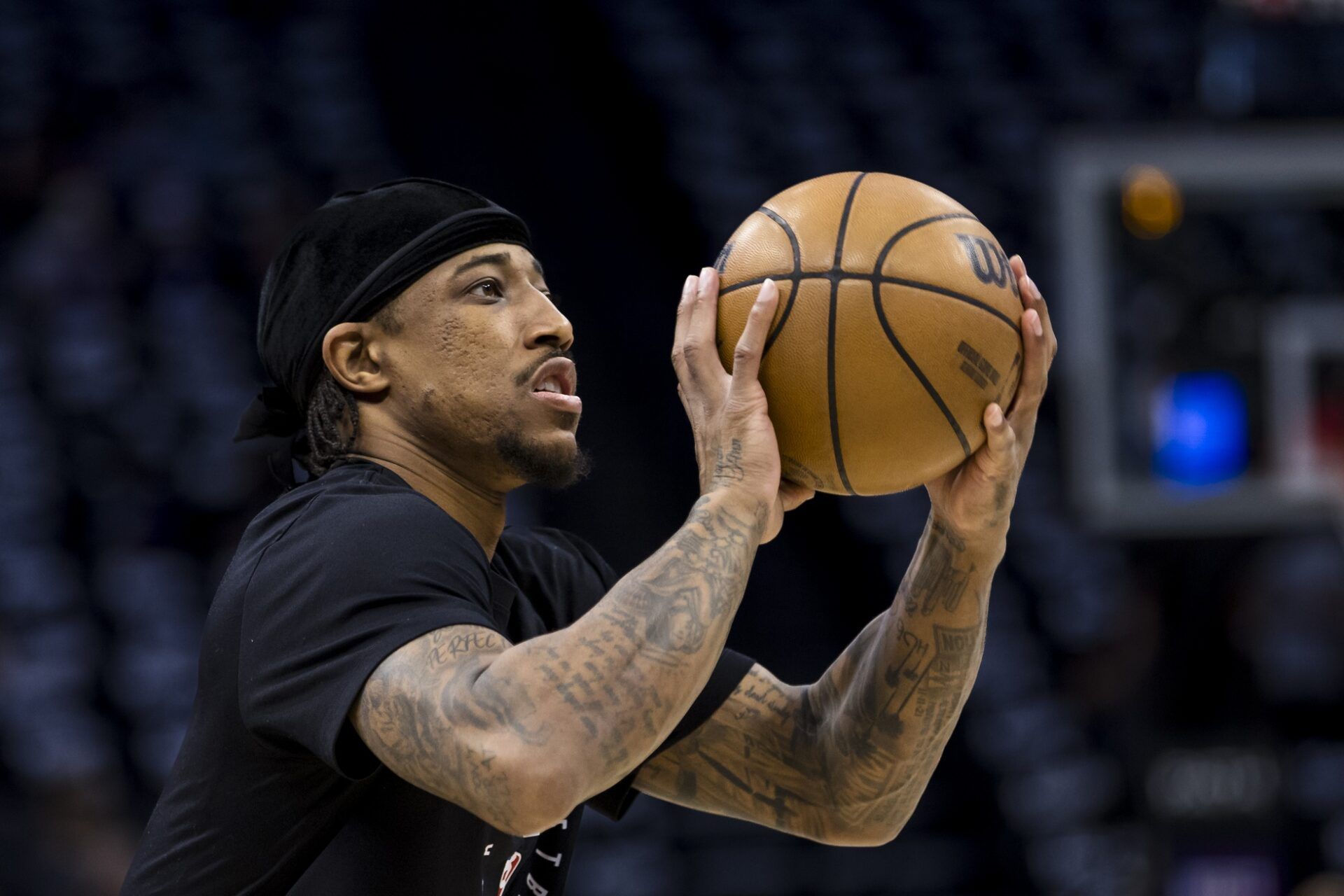 Sacramento Kings forward DeMar DeRozan (10) warms up before the game against the Phoenix Suns at Golden 1 Center.