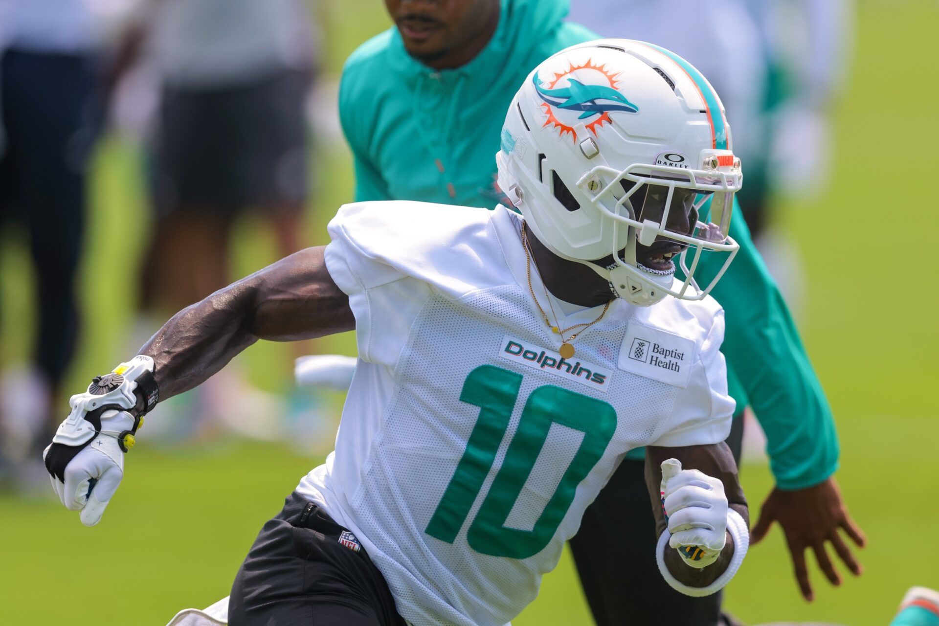 Miami Dolphins wide receiver Tyreek Hill (10) practices during mandatory minicamp at Hard Rock Stadium.