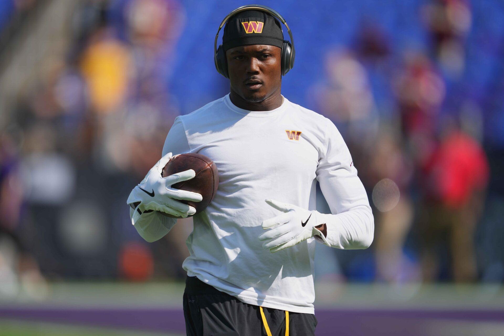 Washington Commanders wide receiver Terry McLaurin (17) warms up prior to the game against the Baltimore Ravens at M&T Bank Stadium.