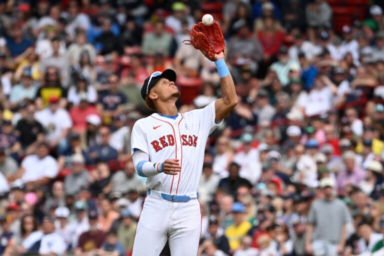 Boston Red Sox second baseman Kristian Campbell (28) makes a catch for an out against the New York Yankees during the seventh inning at Fenway Park.