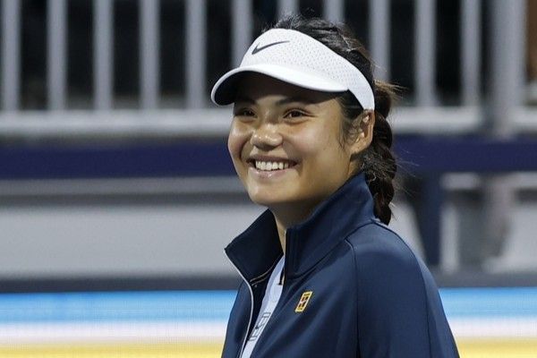 Emma Raducanu (GBR) smiles during an on court interview after her match against McCartney Kessler (USA)(not pictured) on day six of the Miami Open at Hard Rock Stadium.