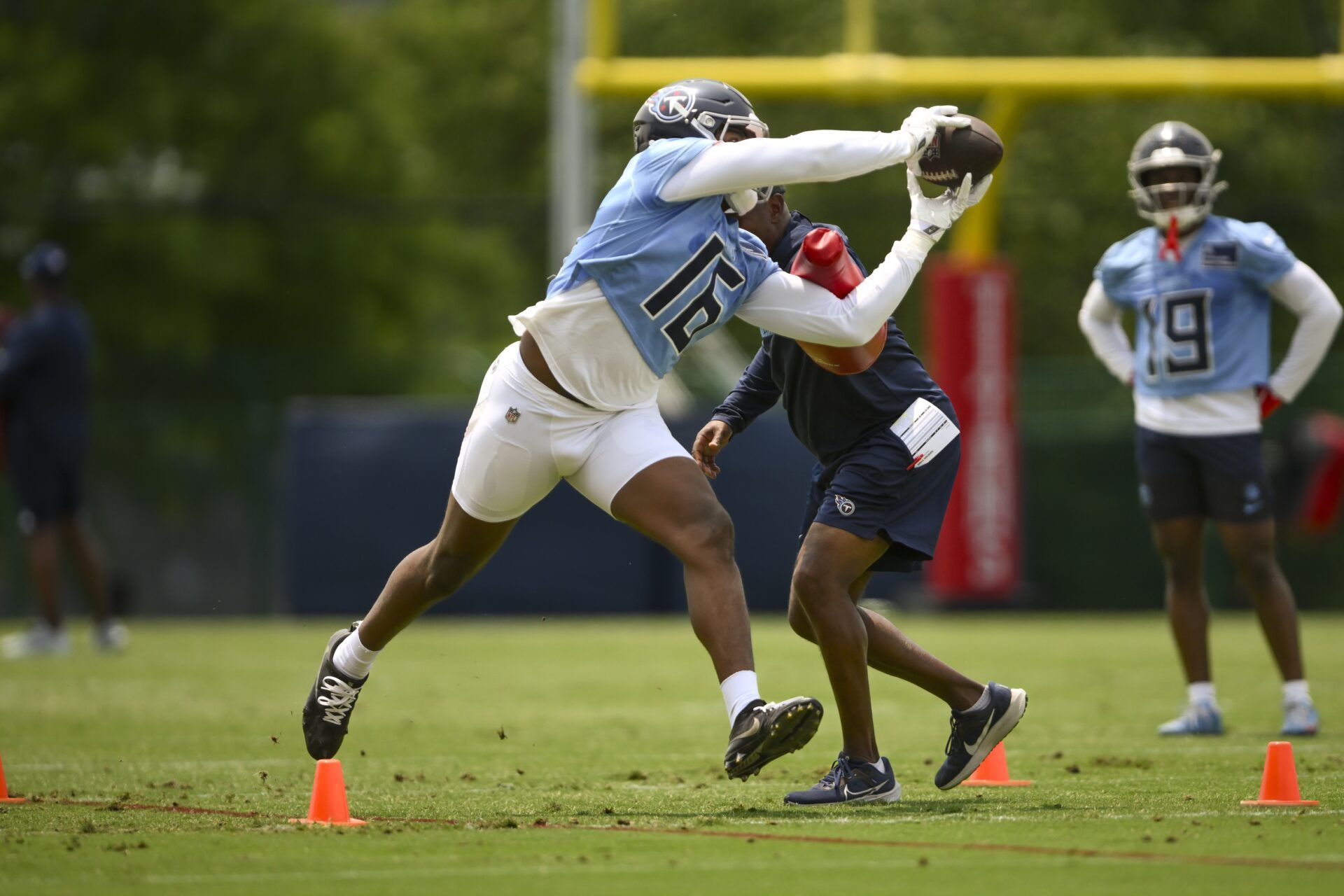 Tennessee Titans wide receiver Treylon Burks (16) makes a catch during minicamp at Nissan Stadium.