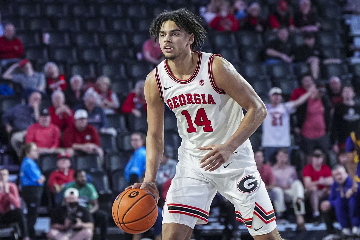 Georgia Bulldogs forward Asa Newell (14) controls the ball against the LSU Tigers during the second half at Stegeman Coliseum.