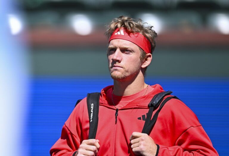 Alejandro Davidovich Fokina (ESP) walks on court for the match against Mackenzie McDonald (USA) in the BNP Paribas Open at the Indian Well Tennis Garden.
