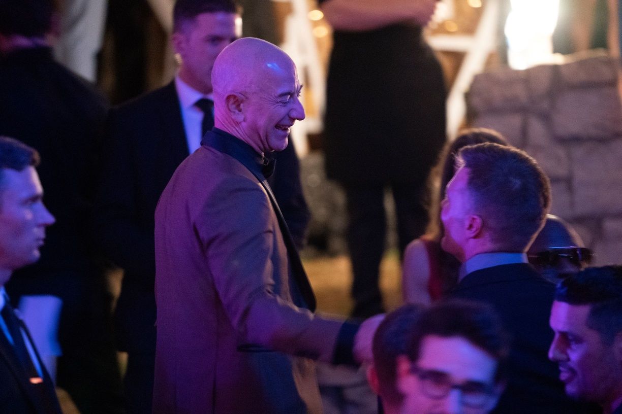 Amazon founder Jeff Bezos speaks with New England Patriots quarterback Tom Brady at the 2019 Barnstable Brown Gala. May 3, 2019

New Bezos 2