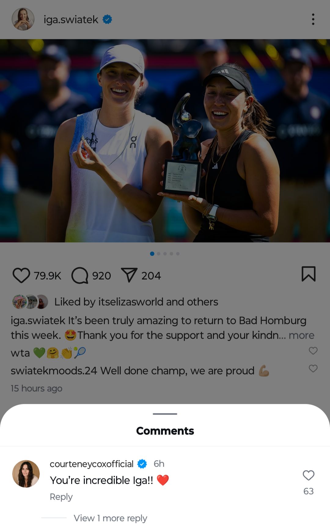 Screen grab of Courtney Cox's comment under Iga Świątek's Instagram post