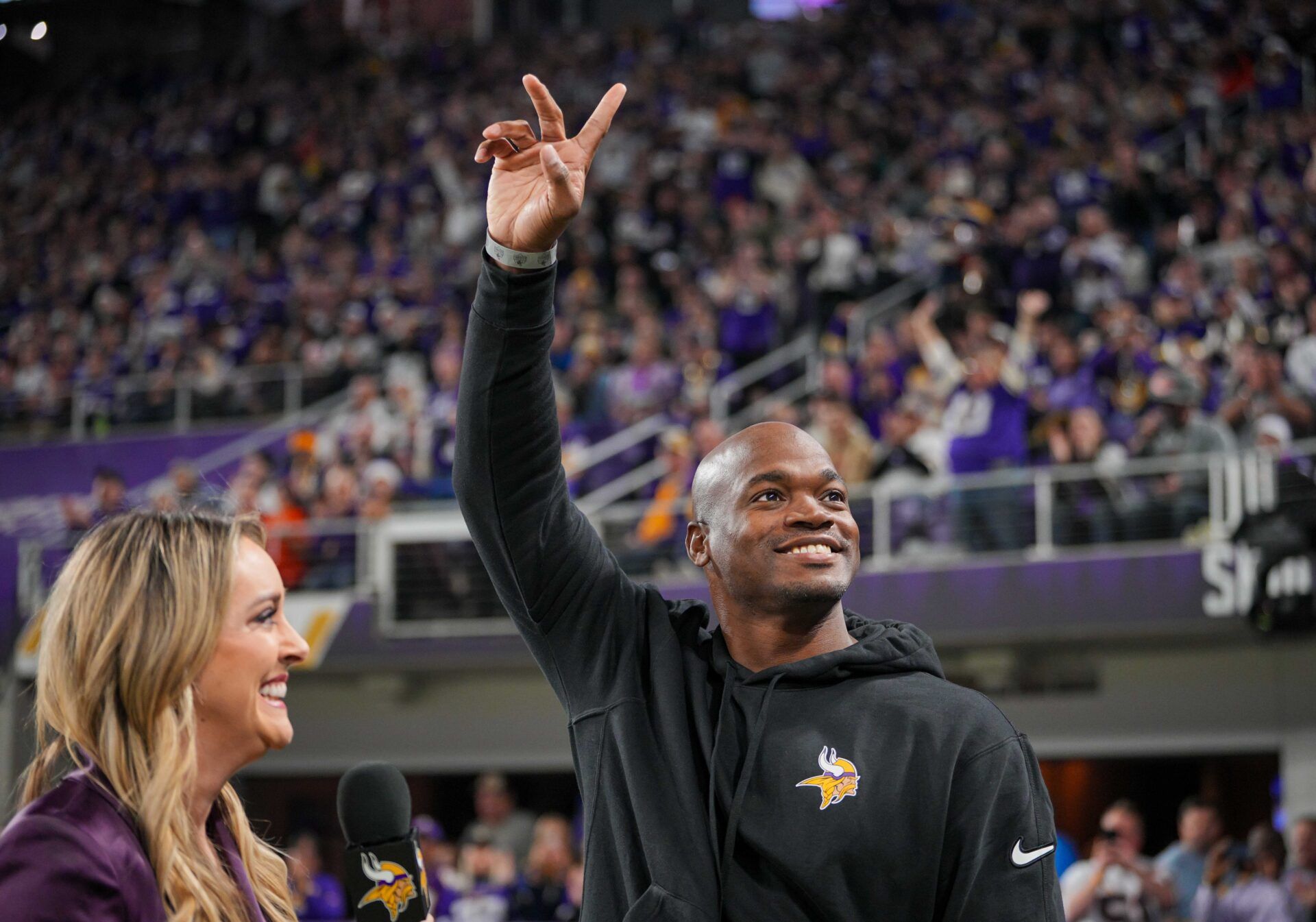 Ex Minnesota Viking Adrian Peterson salutes the crowd in the third quarter in a game against the Chicago Bears at U.S. Bank Stadium.