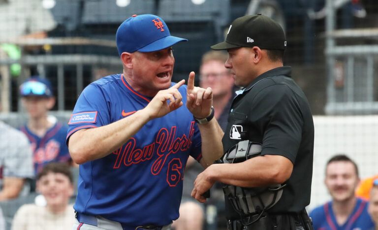 New York Mets manager Carlos Mendoza (left) argues with home plate umpire Roberto Ortiz (40) after being ejected from the game against the Pittsburgh Pirates during the fourth inning at PNC Park.