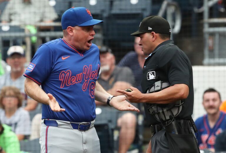 New York Mets manager Carlos Mendoza (left) argues with home plate umpire Roberto Ortiz (40) after being ejected from the game against the Pittsburgh Pirates during the fourth inning at PNC Park.