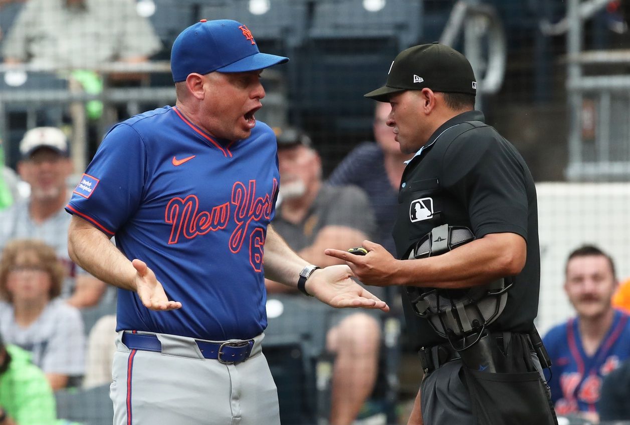 New York Mets manager Carlos Mendoza (left) argues with home plate umpire Roberto Ortiz (40) after being ejected from the game against the Pittsburgh Pirates during the fourth inning at PNC Park.