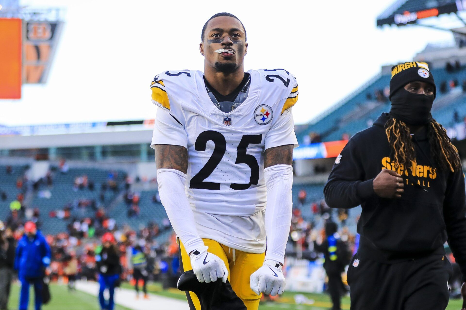 Pittsburgh Steelers safety DeShon Elliott (25) runs off the field after the victory over the Cincinnati Bengals at Paycor Stadium.
