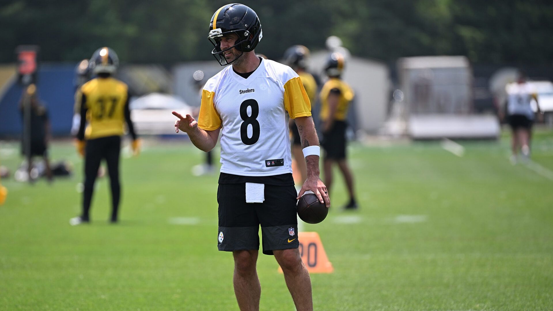 PITTSBURGH, PENNSYLVANIA - JUNE 12: Aaron Rodgers #8 of the Pittsburgh Steelers in action during Minicamp at UPMC Rooney Sports Complex on June 12, 2025 in Pittsburgh, Pennsylvania. (Photo by Justin Berl/Getty Images)