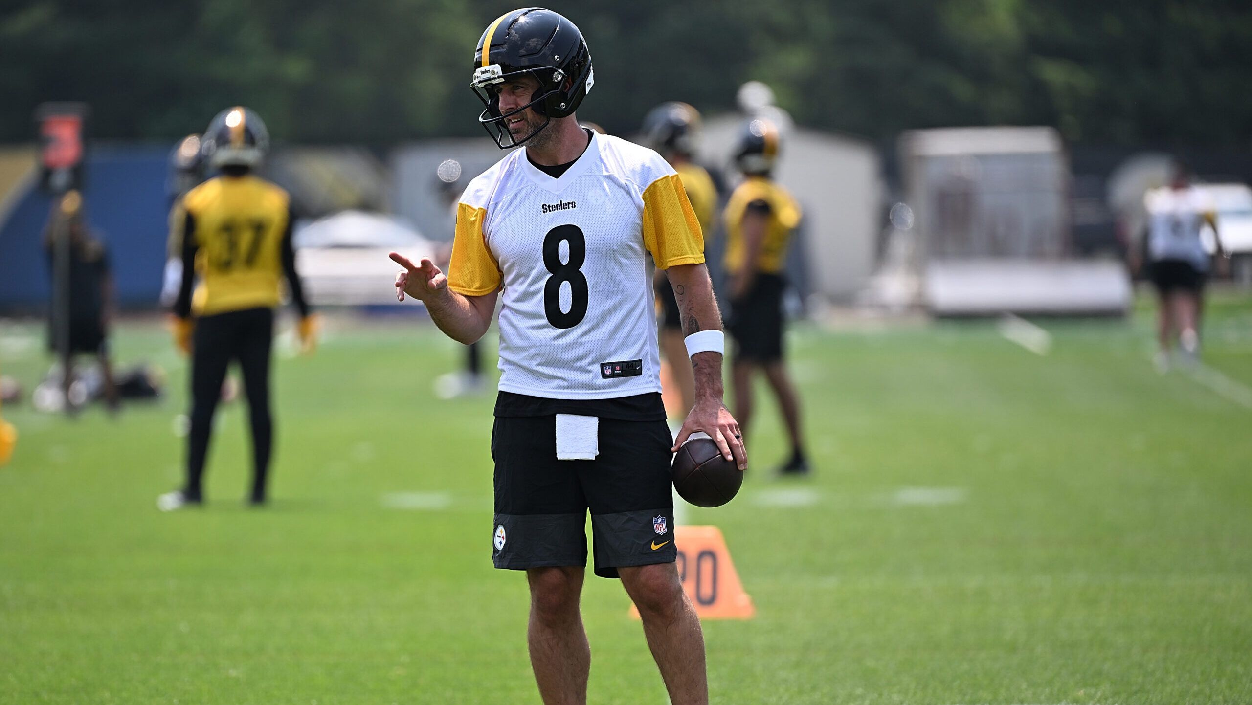 Former NFL QB Puts Pressure on Aaron Rodgers After Steelers Pull Off  Massive Trades for 2 Star Players