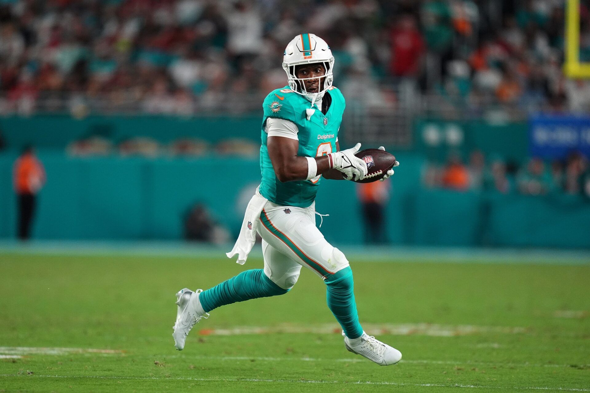 Miami Dolphins tight end Jonnu Smith (9) runs the ball after a catch against the San Francisco 49ers during second half at Hard Rock Stadium.
