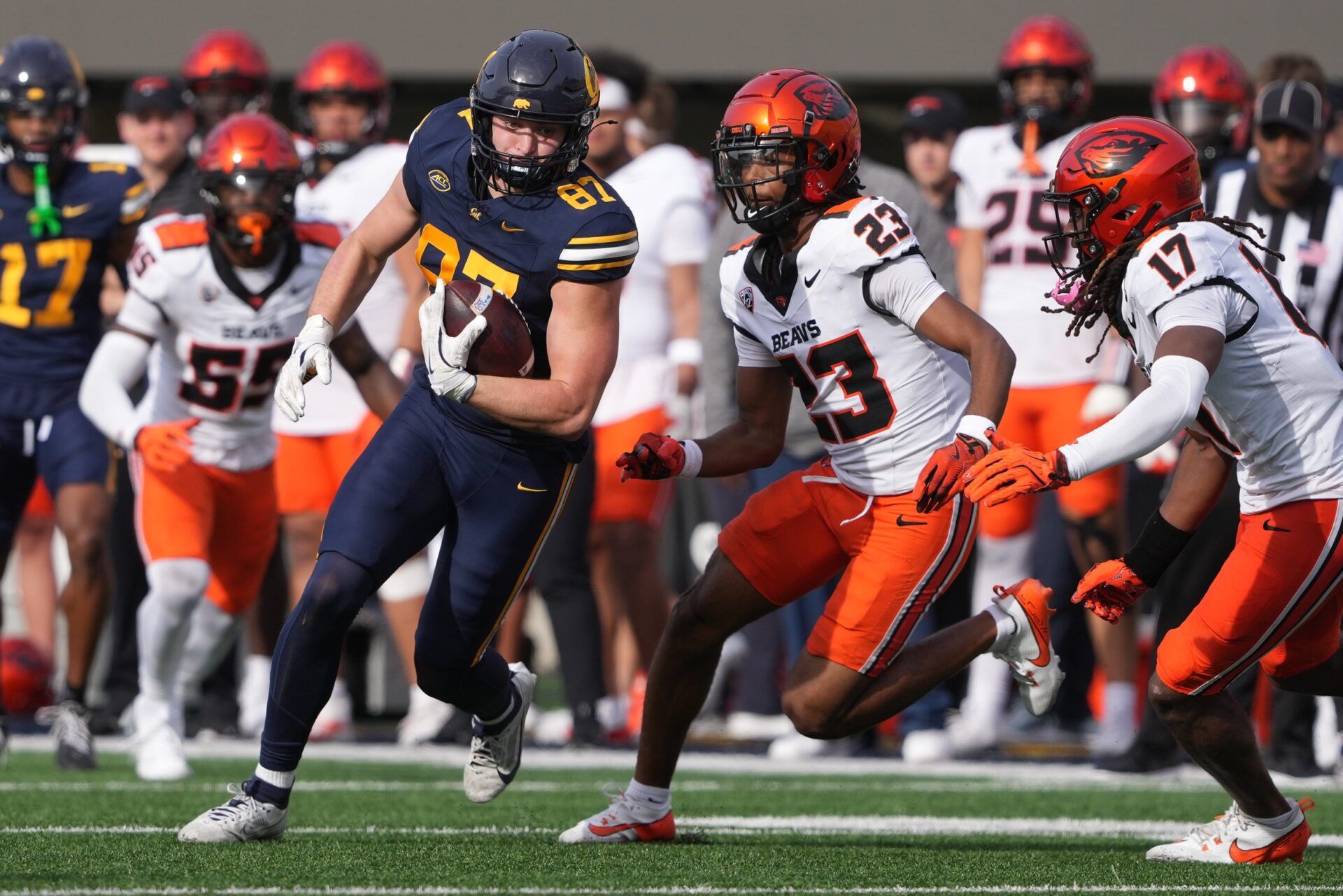 California Golden Bears tight end Jack Endries (87) runs after a catch against Oregon State Beavers defensive backs Exodus Ayers (23) and Skyler Thomas (17) during the third quarter at California Memorial Stadium.