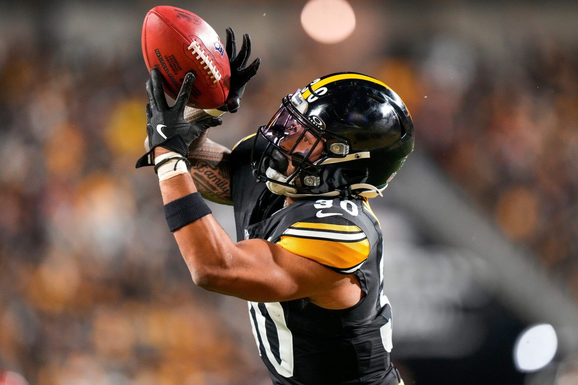 Pittsburgh Steelers running back Jaylen Warren (30) catches a kick over his shoulder in the first quarter of the NFL Week 18 game between the Pittsburgh Steelers and the Cincinnati Bengals at Acrisure Stadium in Pittsburgh on Saturday, Jan. 4, 2025.