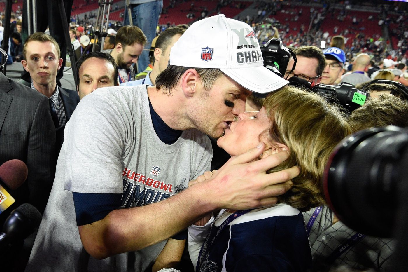 New England Patriots quarterback Tom Brady (12, left) kisses mother Galynn Brady (right) after Super Bowl XLIX against the Seattle Seahawks at University of Phoenix Stadium. The Patriots defeated the Seahawks 28-24.