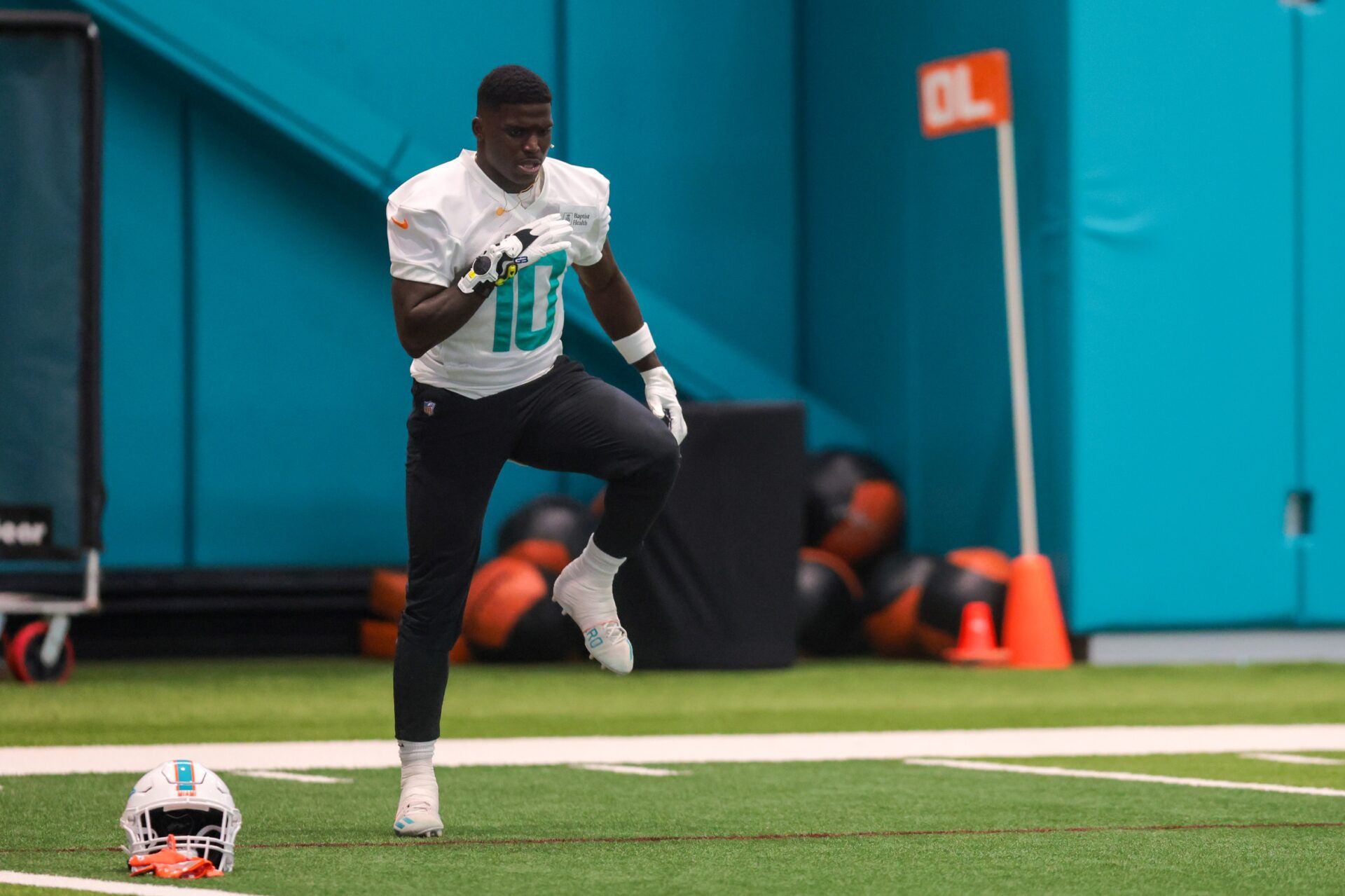 Miami Dolphins wide receiver Tyreek Hill (10) works out during mandatory minicamp at Hard Rock Stadium.