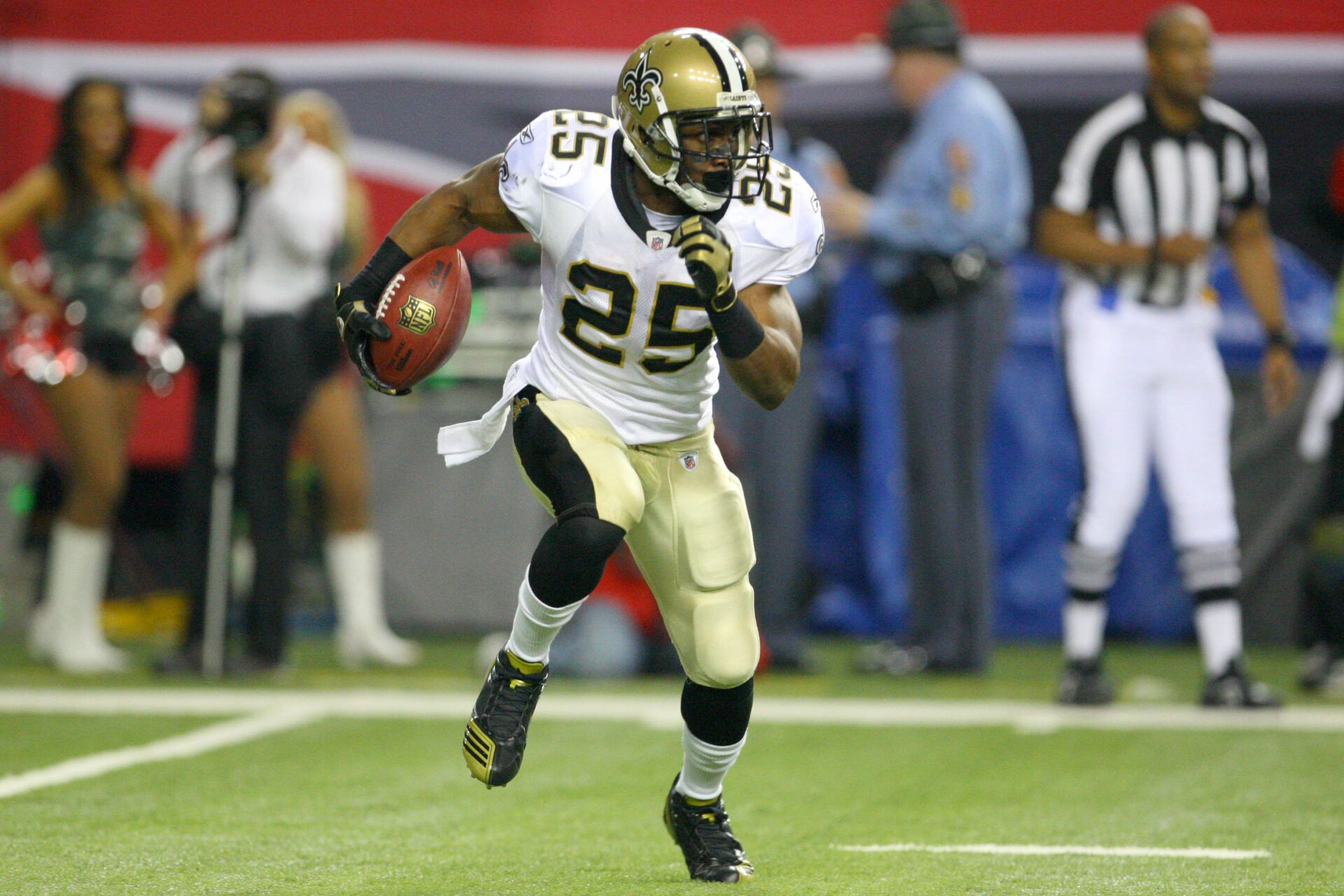 New Orleans Saints running back Reggie Bush (25) returns a punt against the Atlanta Falcons in the second quarter at the Georgia Dome.