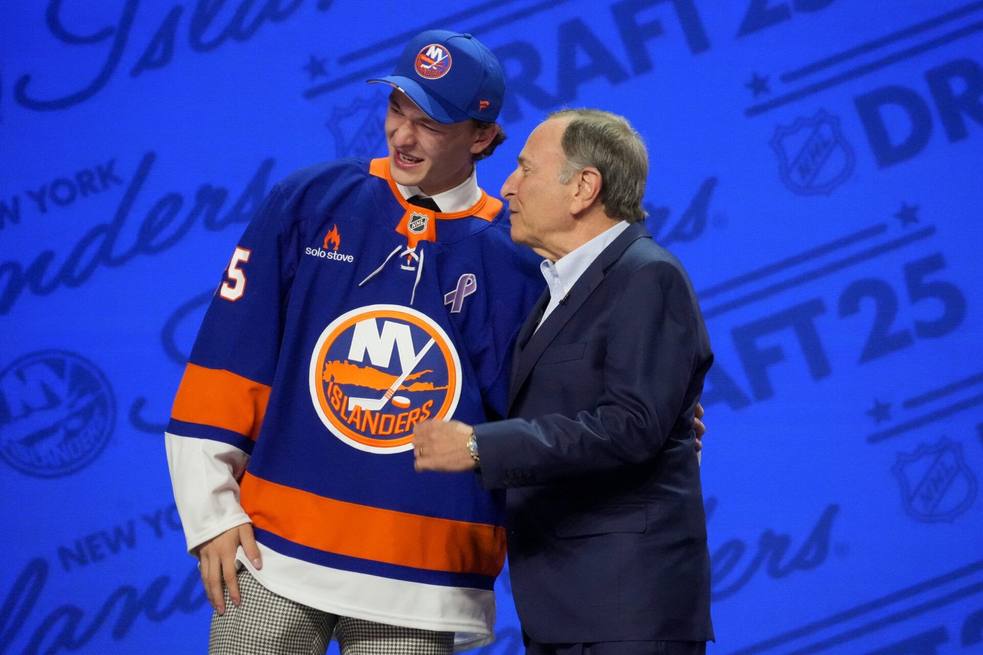 Matthew Schaefer is selected as the first overall pick to the New York Islanders in the first round of the 2025 NHL Draft at Peacock Theater.