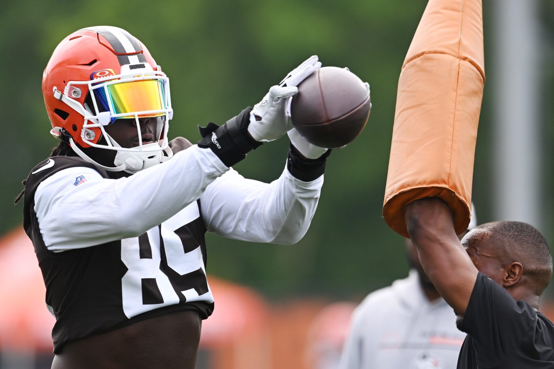 Cleveland Browns tight end David Njoku (85) catches a pass during mini camp at CrossCountry Mortgage Campus.
