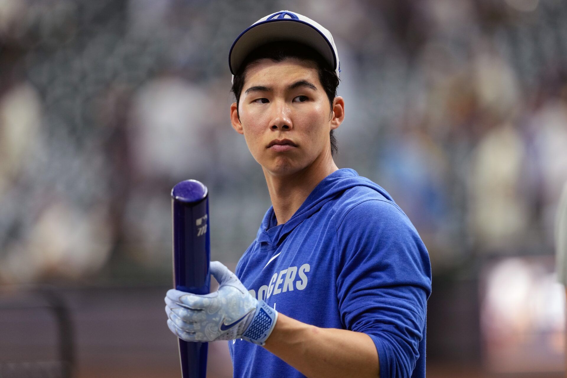 Los Angeles Dodgers second baseman Hyeseong Kim (6) looks around during batting practice prior to the game against the Milwaukee Brewers at American Family Field.