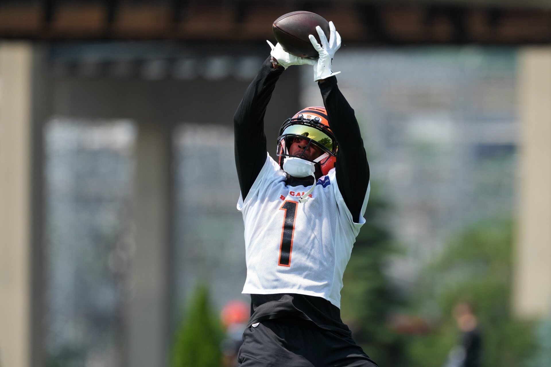 Cincinnati Bengals wide receiver Ja'Marr Chase (1) completes a catch during practice at Paycor Stadium.