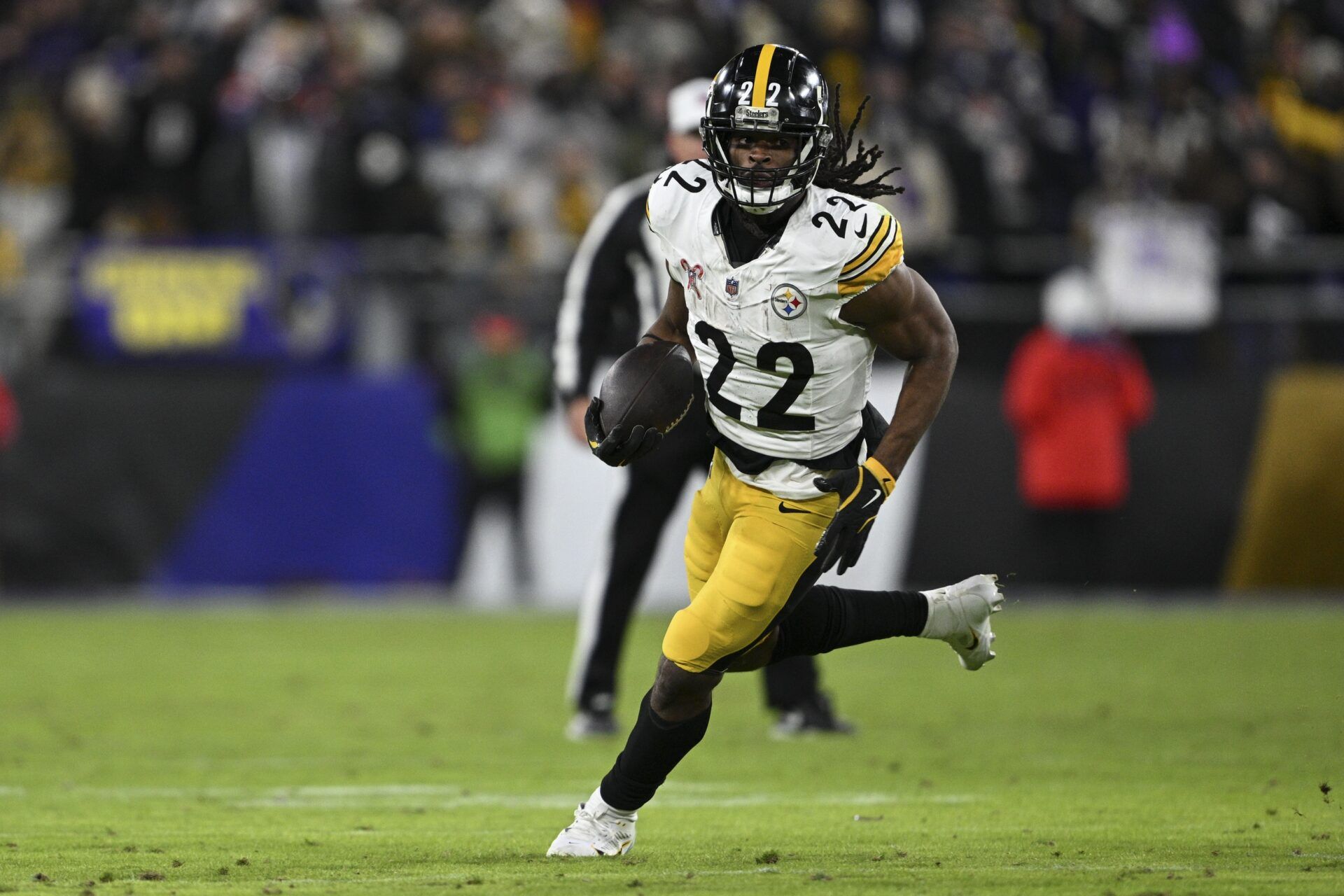 Pittsburgh Steelers running back Najee Harris (22) rushes during  the second half against the Baltimore Ravens at M&T Bank Stadium.