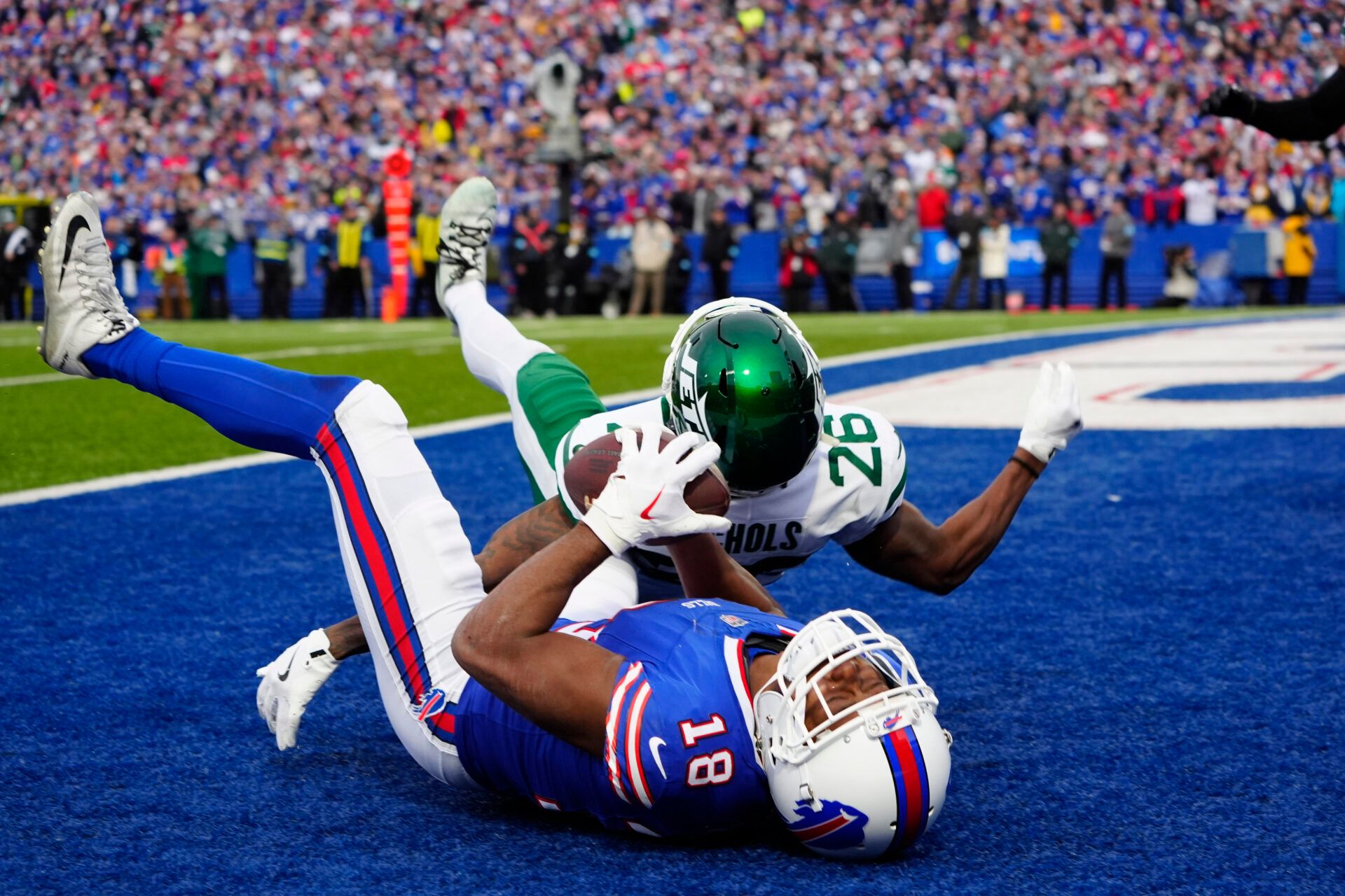 Buffalo Bills wide receiver Amari Cooper (18) makes a catch for a touchdown against New York Jets cornerback Brandin Echols (26) during the second half at Highmark Stadium.