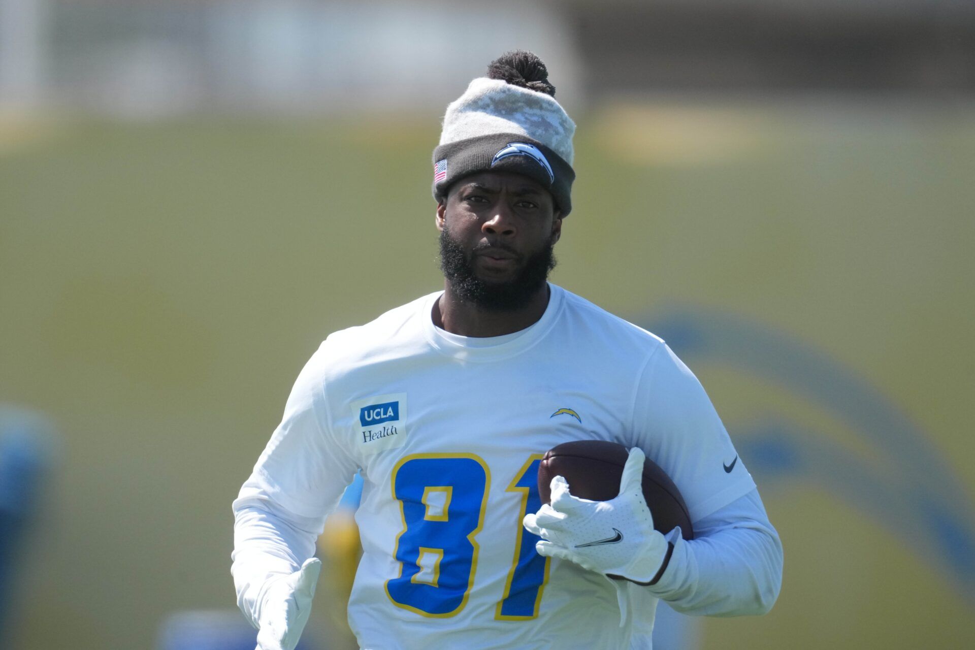 Los Angeles Chargers receiver Mike Williams (81) controls the ball during offseason workouts at The Bolt.
