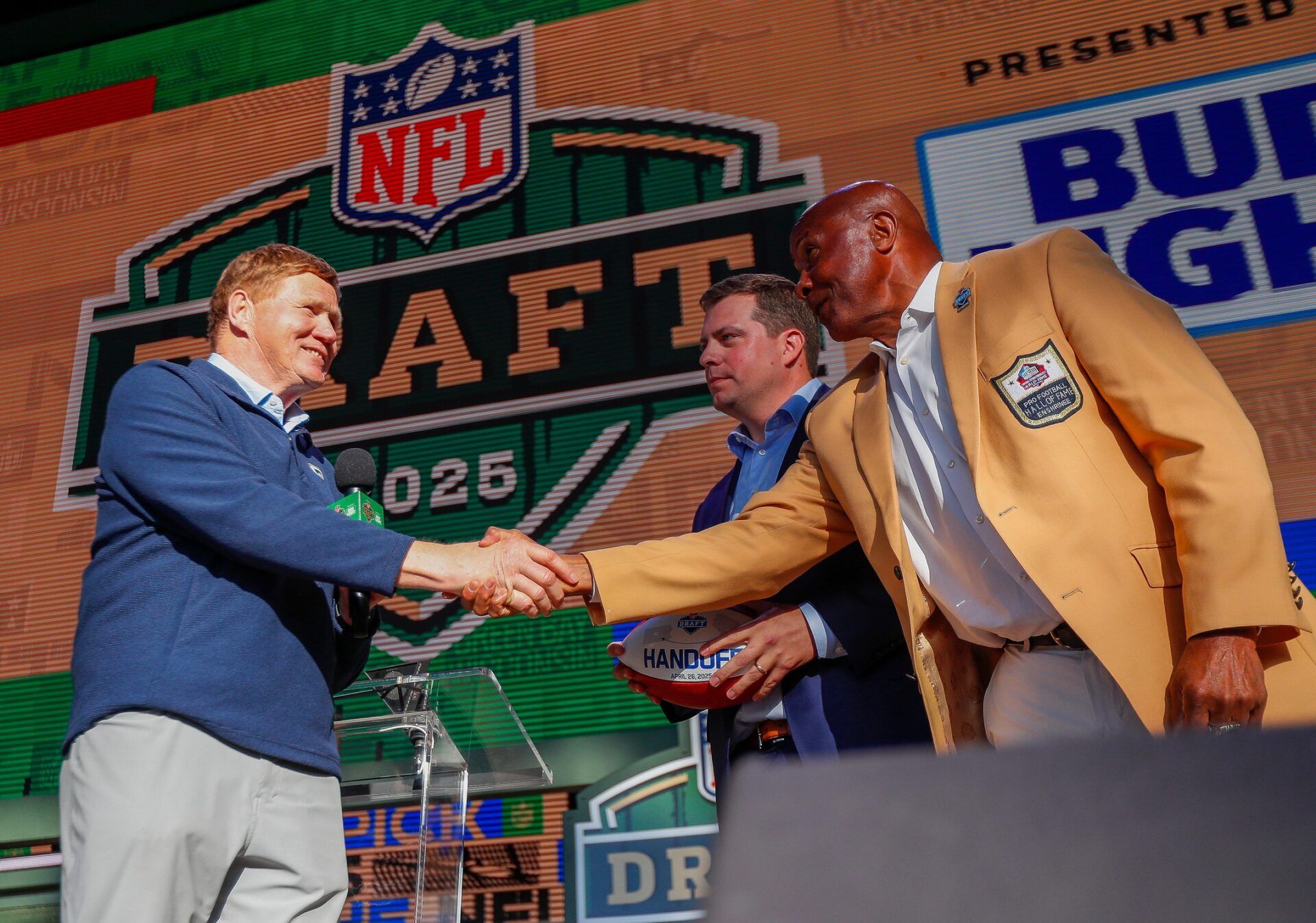 Green Bay Packers President and CEO Mark Murphy shakes hands with Hall of Fame former Pittsburgh Steelers cornerback Mel Blount at the conclusion of the 2025 NFL Draft on Saturday, April 26, 2025, at Lambeau Field in Green Bay, Wisconsin.
Tork Mason/USA TODAY NETWORK-Wisconsin