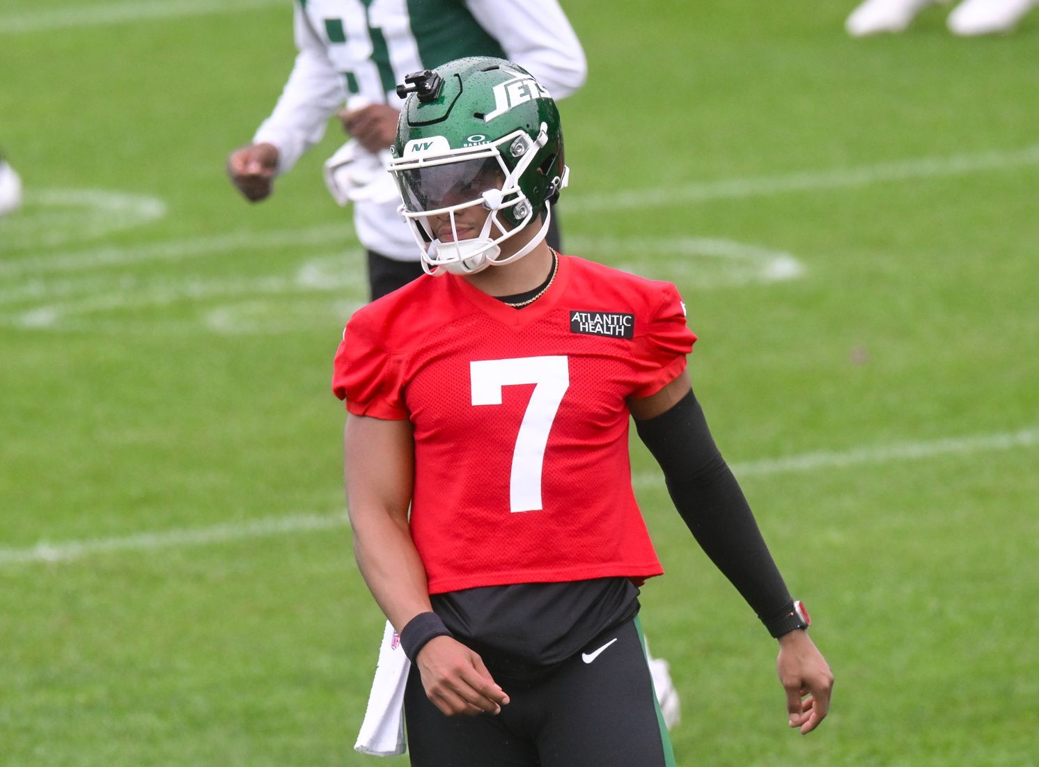 New York Jets quarterback Justin Fields (7) warms up during minicamp at Atlantic Health Jets Training Center.