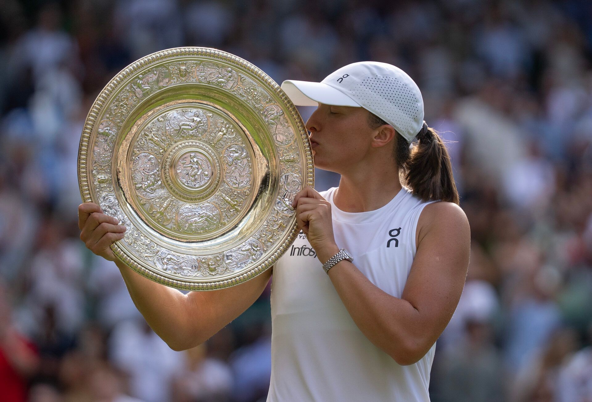 Iga Swiatek of Poland kisses the trophy after winning the women’s final match against Amanda Anisimova of the United States on day 13 at All England Lawn Tennis and Croquet Club.