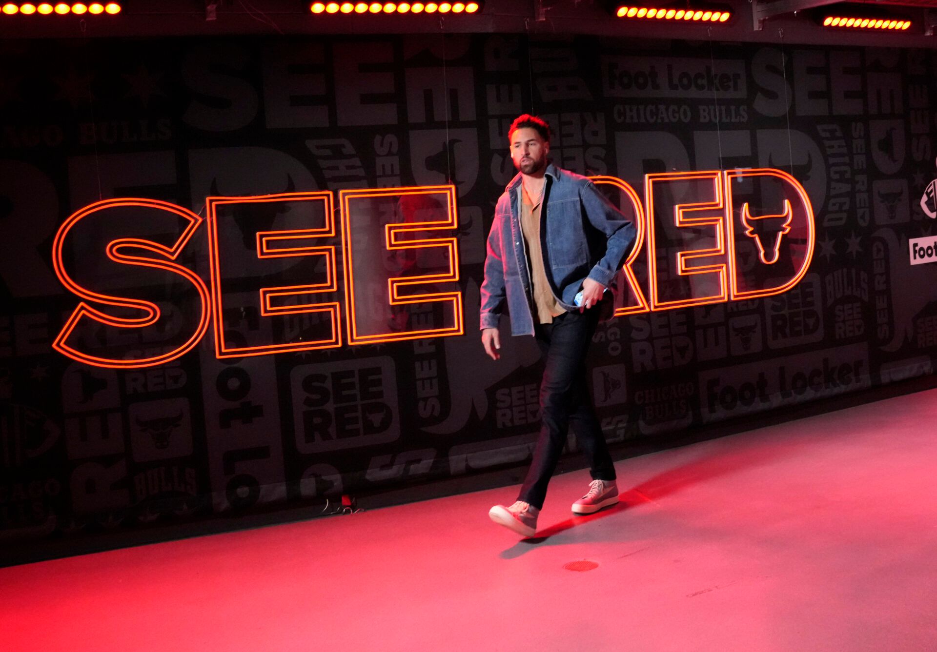 Dallas Mavericks guard Klay Thompson (31) enters the United Center before the game against the Chicago Bulls.
