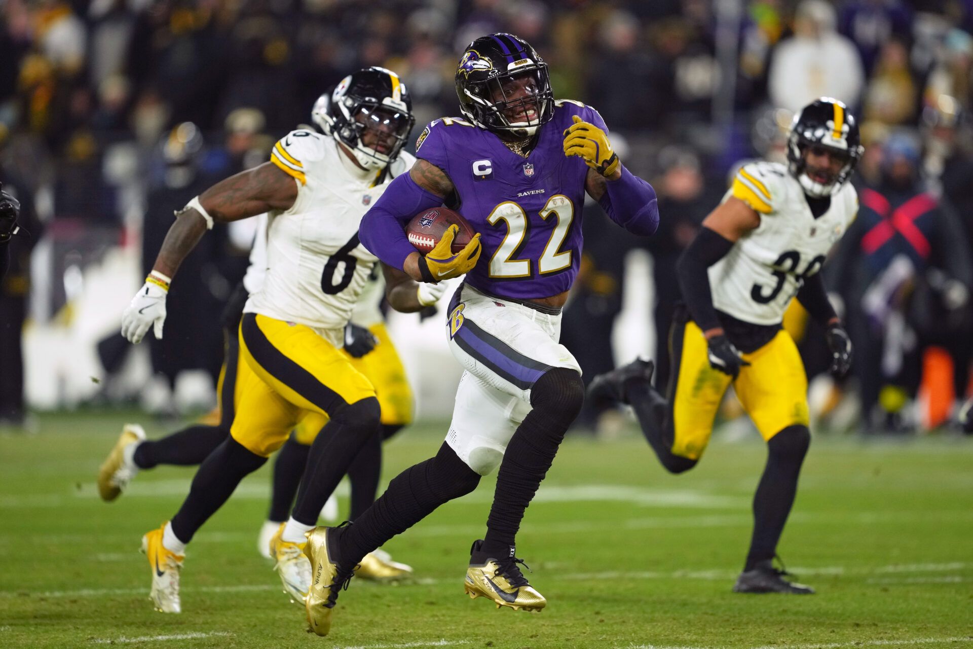 Baltimore Ravens running back Derrick Henry (22) runs to score a touchdown against the Pittsburgh Steelers in the third quarter in an AFC wild card game at M&T Bank Stadium.