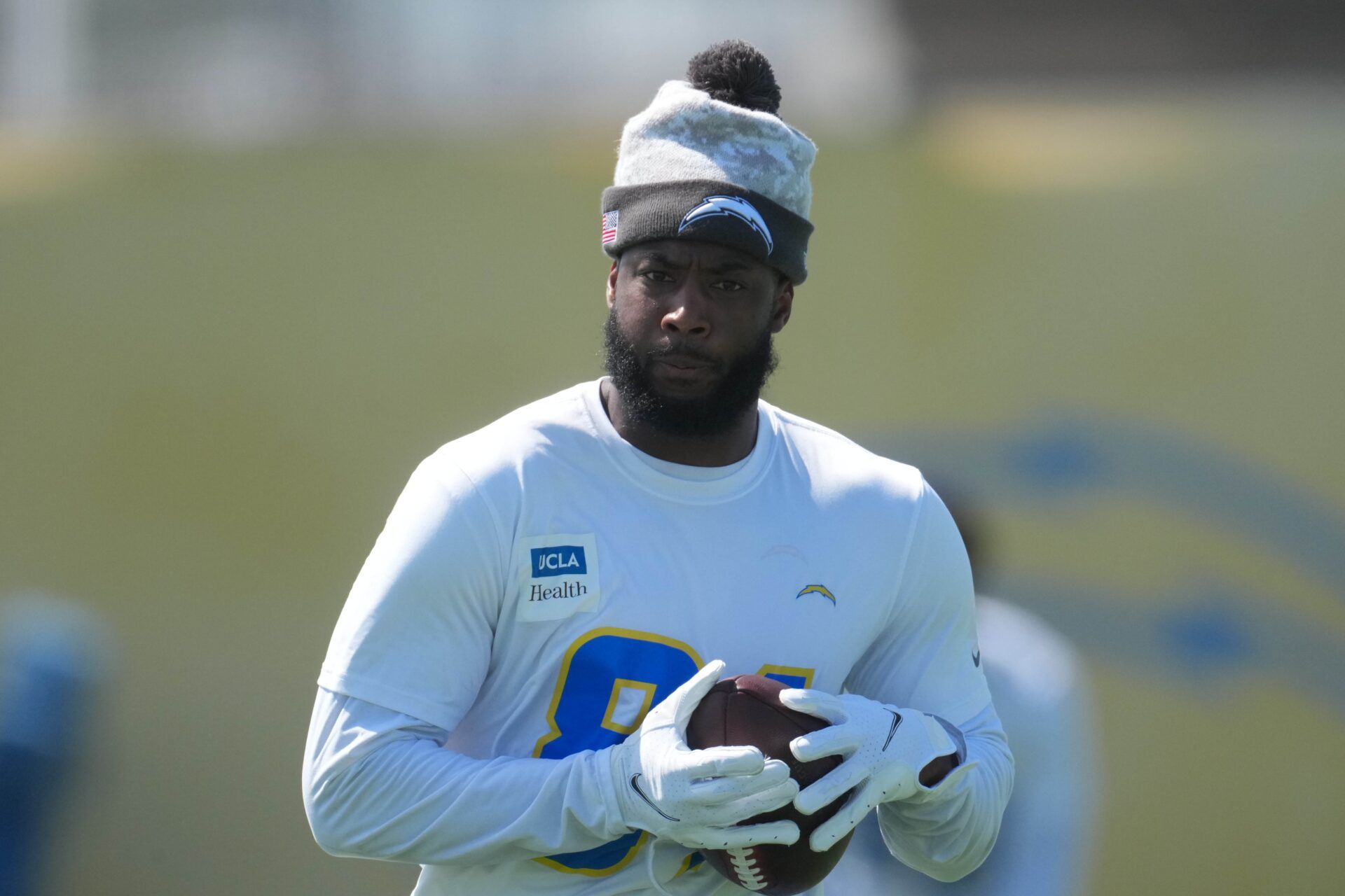 Los Angeles Chargers receiver Mike Williams (81) controls the ball during offseason workouts at The Bolt.