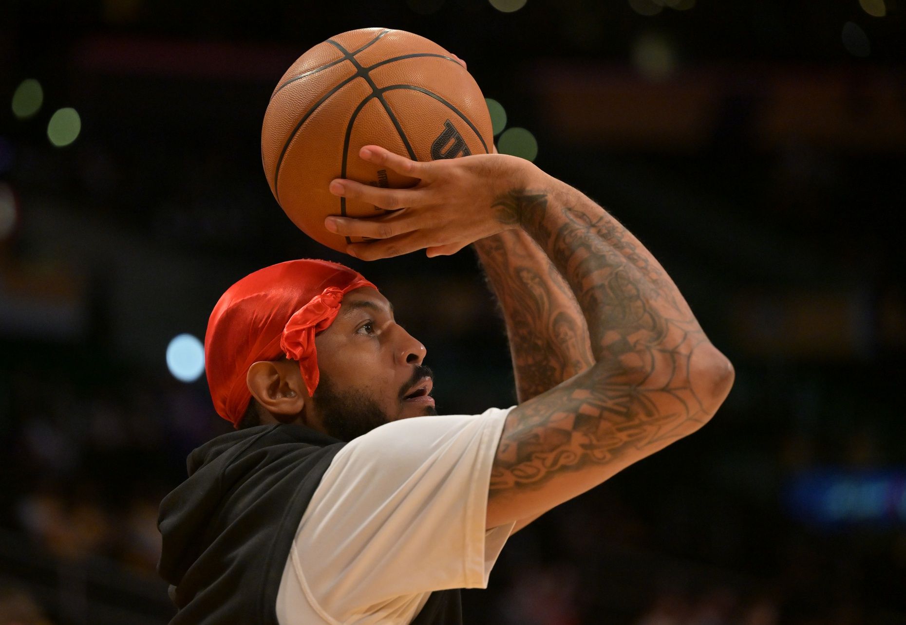 Los Angeles Lakers forward Carmelo Anthony (7) warms up before the game against the Oklahoma City Thunder at Crypto.com Arena.