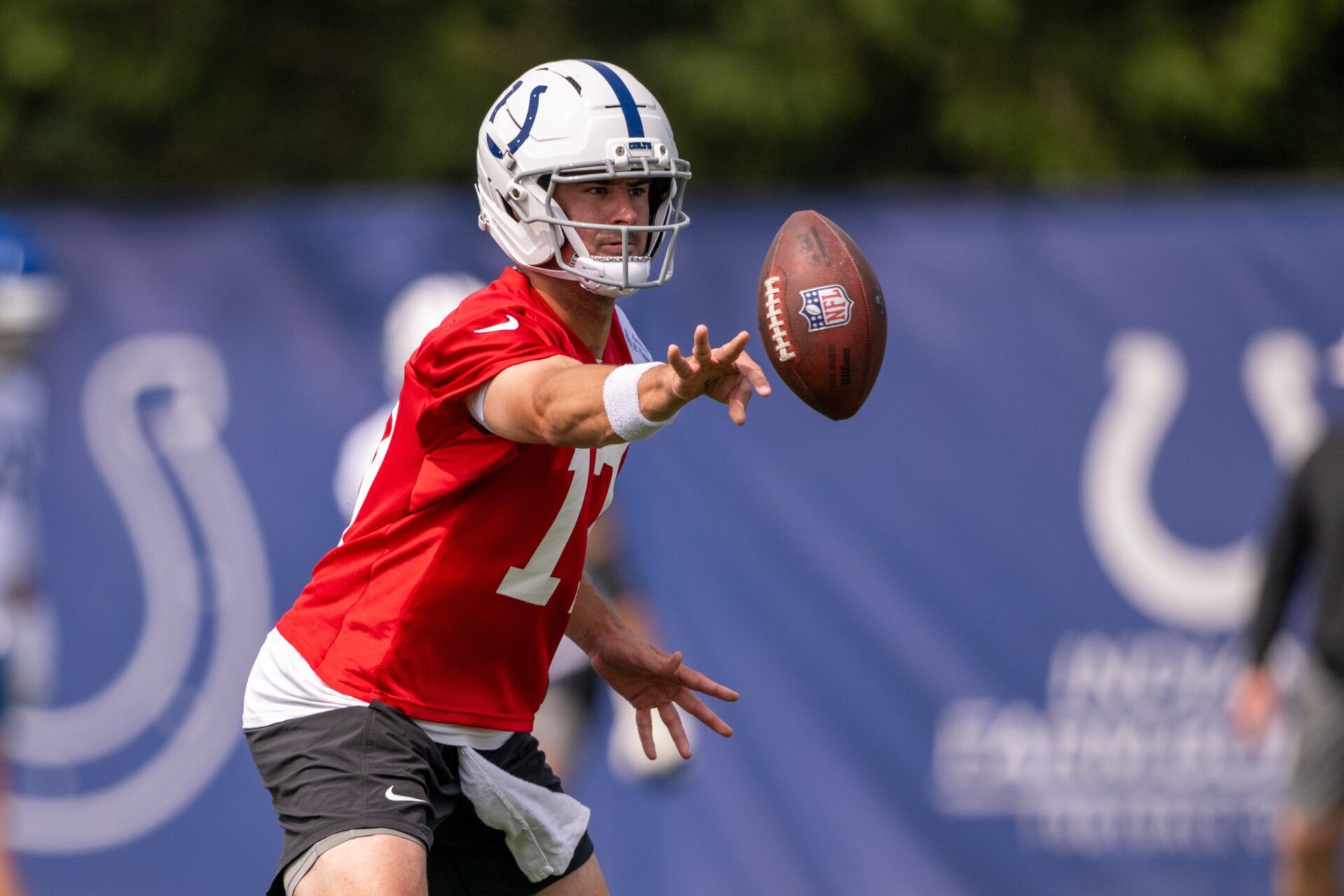 Indianapolis Colts quarterback Daniel Jones (17) pitches a ball during training camp at the Farm Bureau Football complex.