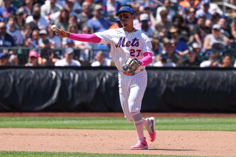 New York Mets third baseman Mark Vientos (27) throws the ball to first base for an out during the sixth inning against the Chicago Cubs at Citi Field.