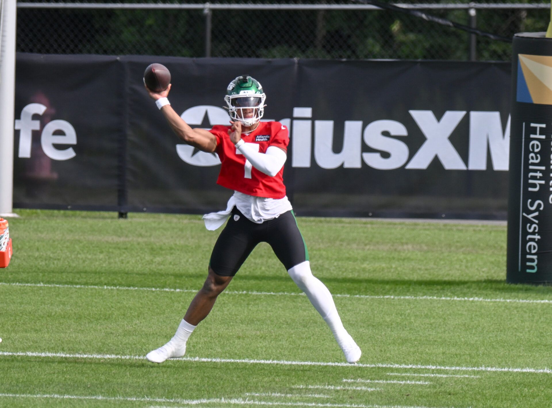 New York Jets quarterback Justin Fields (7) participates in a drill during training camp at Atlantic Health Jets Training Center.