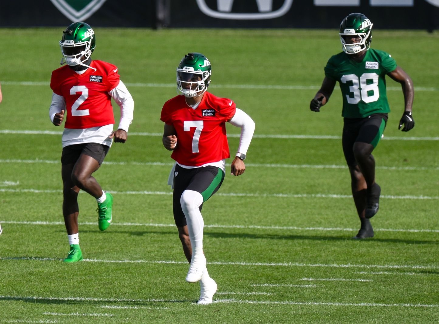 New York Jets quarterback Justin Fields (7) warms up during training camp at Atlantic Health Jets Training Center.