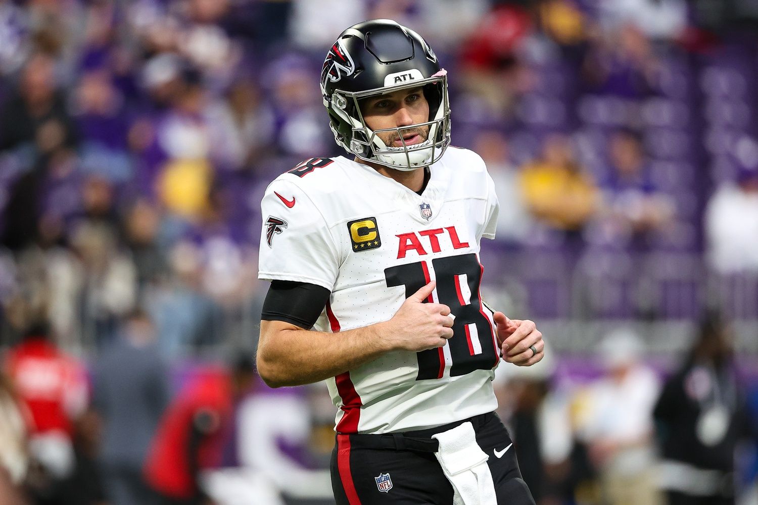 Atlanta Falcons quarterback Kirk Cousins (18) warms up before the game against the Minnesota Vikings at U.S. Bank Stadium.