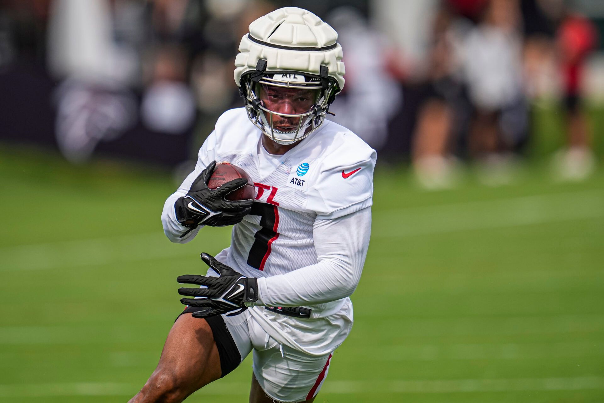 Atlanta Falcons running back Bijan Robinson (7) runs with the ball during training camp at IBM Performance Field.