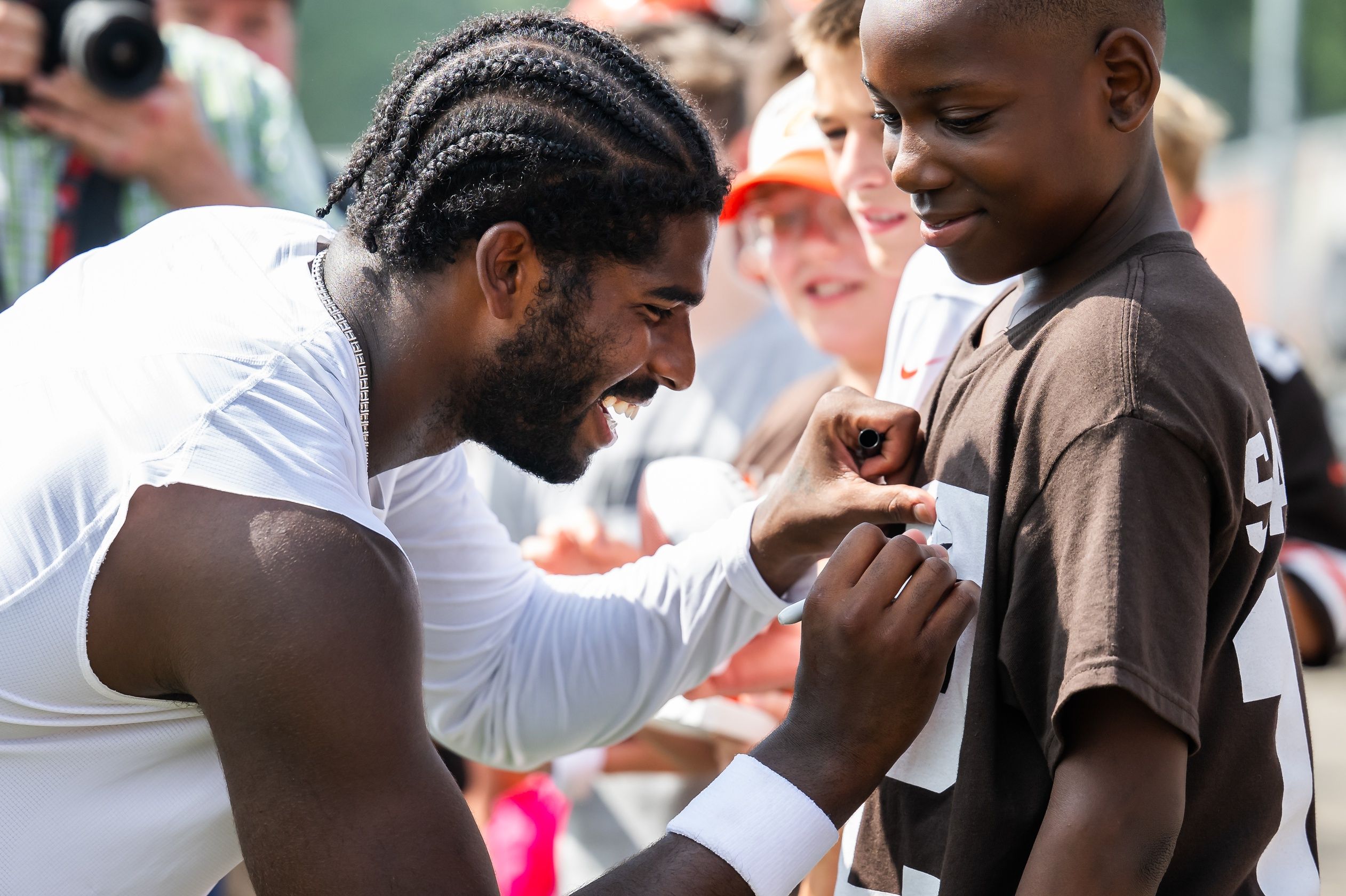Shedeur Sanders Goes Viral for Heartwarming Gesture Toward Young Fans  During Browns Training Camp